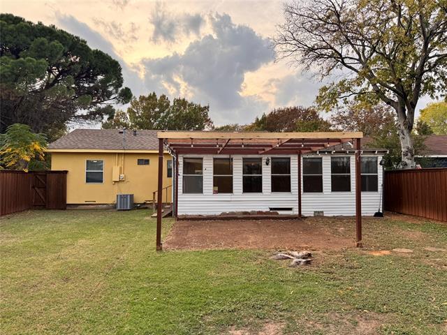 Building Photo - 912 Iowa St