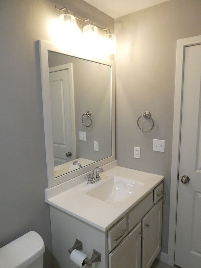 Building Photo - 3 Bedroom 2 Bath Home- Off Green Meadows Rd