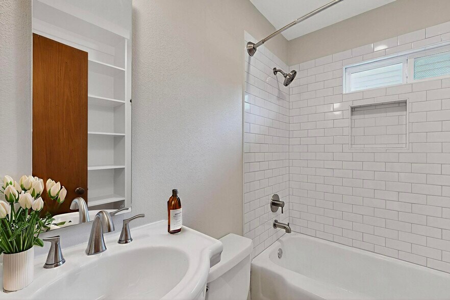 Building Photo - 2207 Housley Dr