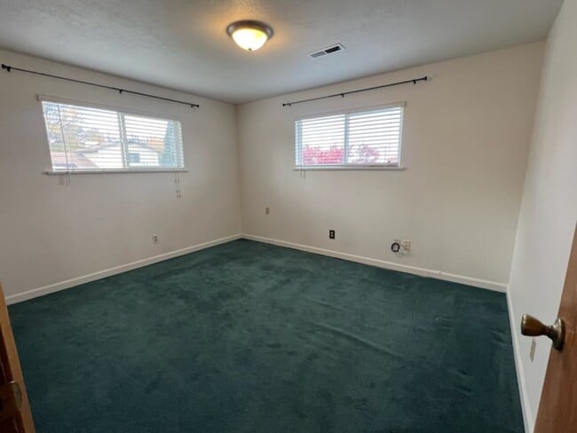 Building Photo - SPACIOUS 4 bed/2 bath home in desired location with double garage, fenced back yard!