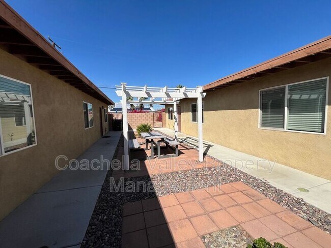 Building Photo - 422 Rosa Parks Rd