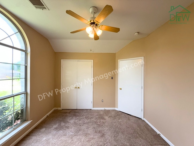 Building Photo - Charming Single-Story Home with Fireplace & Island Kitchen in Cedar Hill!