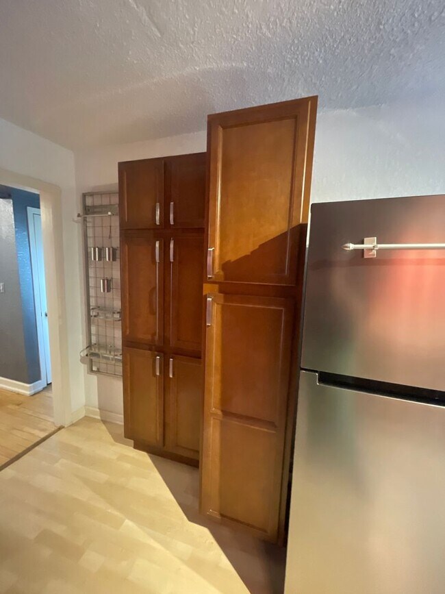 Building Photo - AVAILABLE NOW - 3 Bedroom/1.5 Bath Home wi...