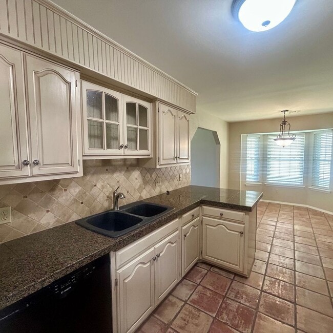 Building Photo - Enjoy Coming Home To This Beautiful and Well Maintained Home Close To Shopping, Restaurants & More!