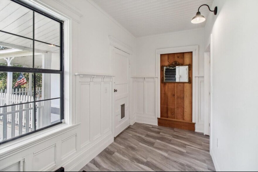 Unit A entryway - 18490 Empire St