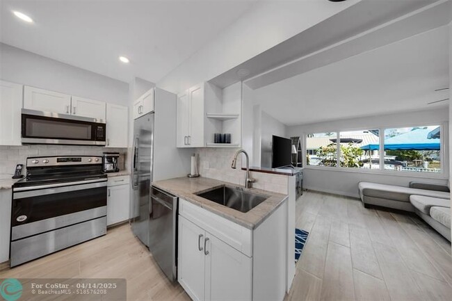 Building Photo - 1201 Avocado Isle