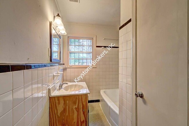 Building Photo - 2072 Knightsbridge Rd