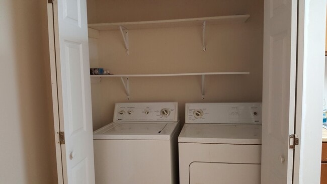 Building Photo - 606 Windcrest Dr