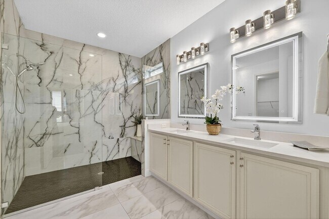 Building Photo - 9624 SW Royal Poinciana Dr