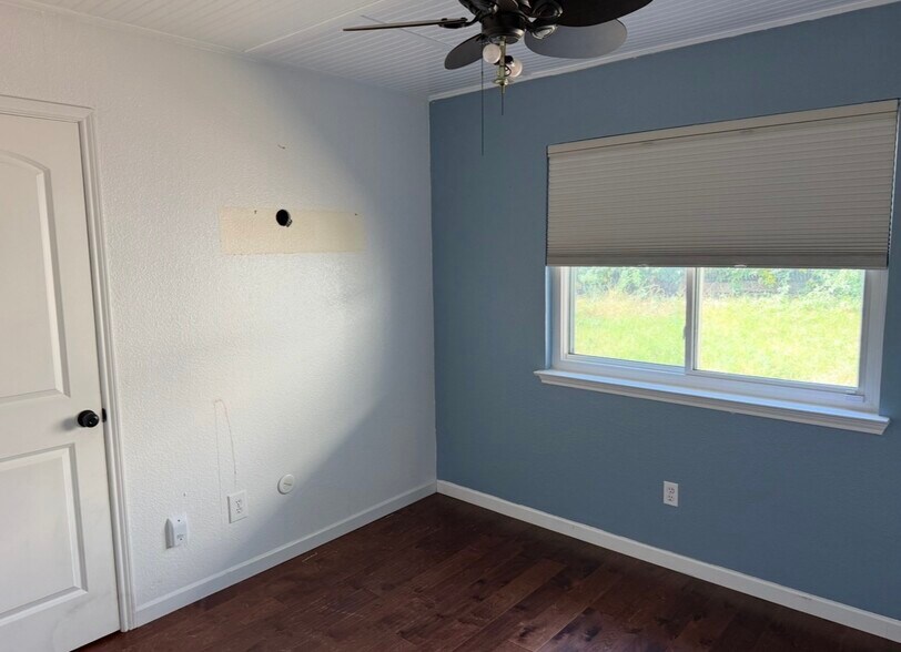 Building Photo - 6301 Glen Knoll Dr