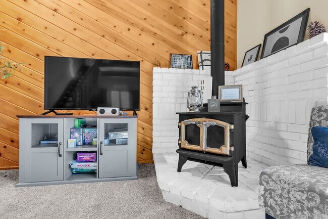 Building Photo - Property is offered at $1,800/month unfurnished, or $1,900/month furnished if preferred