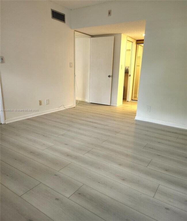 Building Photo - 545 Oaks Ln