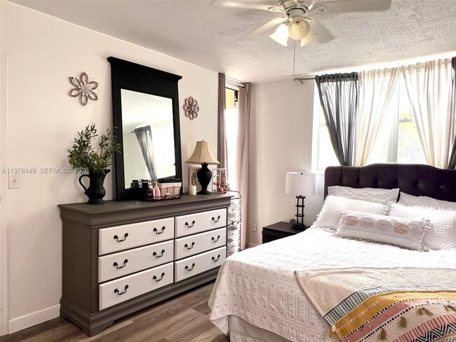 Building Photo - 2811 Somerset Dr