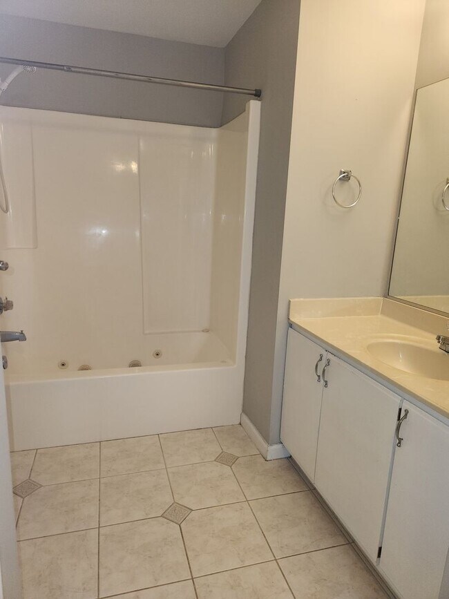 Building Photo - WILLOW CREEK POINTE