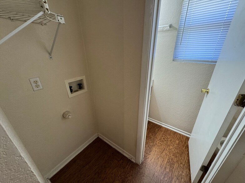 Building Photo - 1100 Leslie Cir