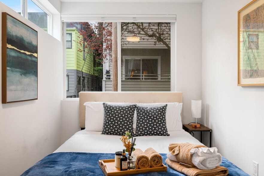 Building Photo - 620D 10th Ave E