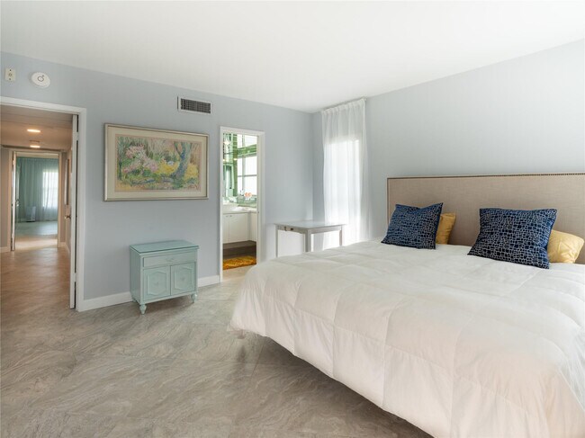 Building Photo - 2850 N Palm Aire Dr