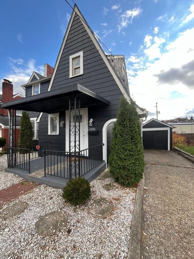 Building Photo - Three Bedroom Single Family House