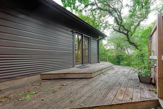 Building Photo - 1612 Elmhurst Dr
