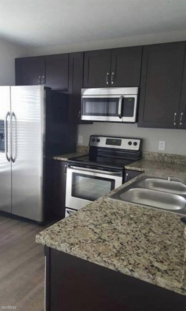 Building Photo - 2 br, 1.5 bath Townhome - 57 High Street 1