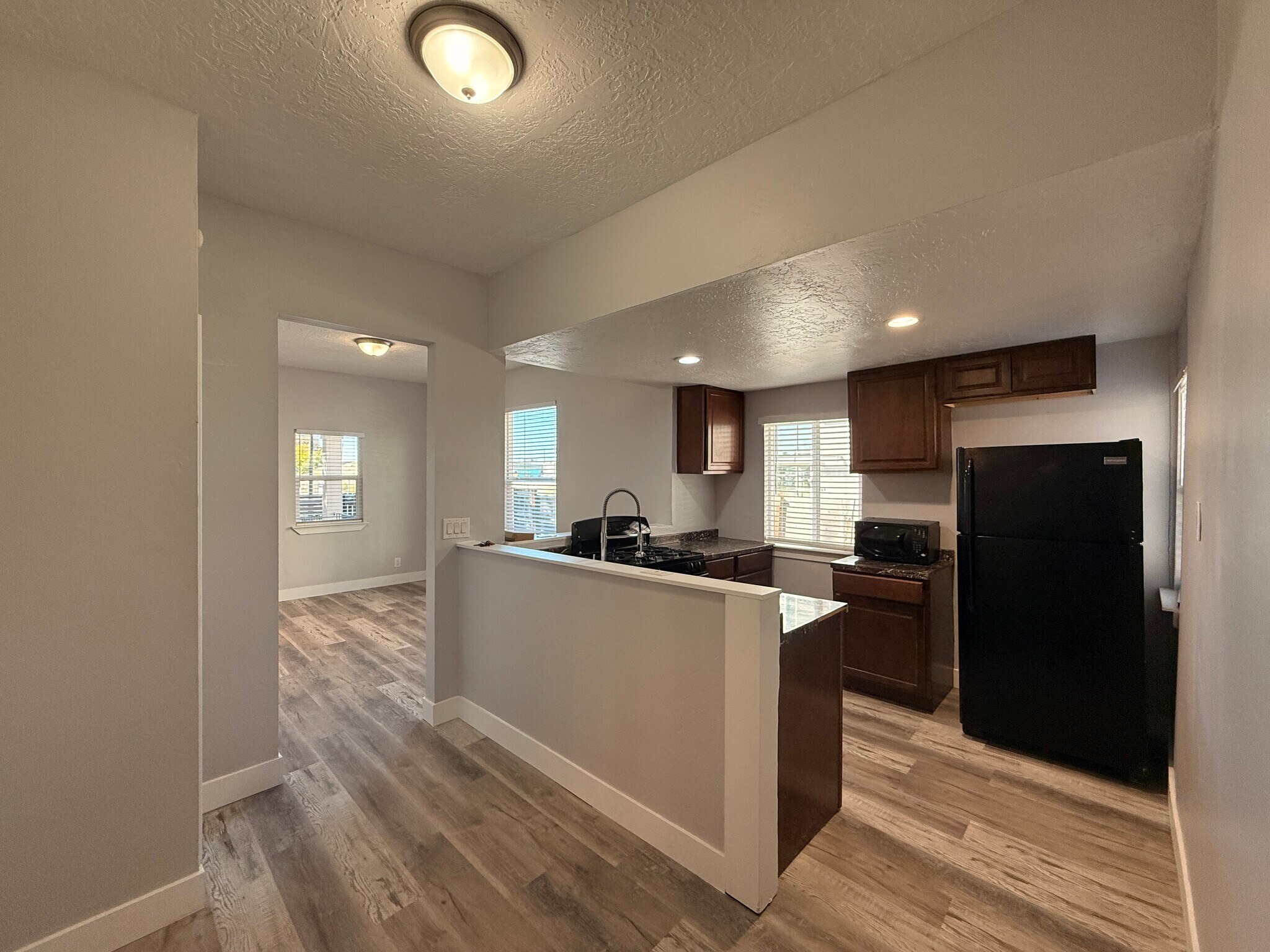 Building Photo - 1085 S 200 W