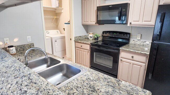 Building Photo - 8020 Braesmain Dr