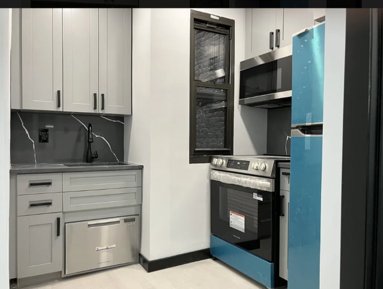 Building Photo - E. 4th St , Ave