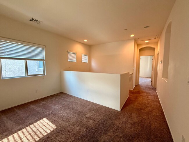 Building Photo - 3 BED 2.5 BATH SINGLE FAMILY W/ LOFT & COM...