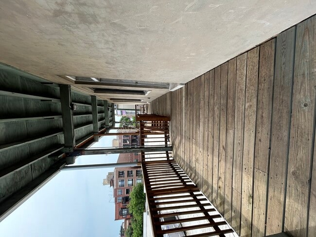 Building Photo - 751 W Buckingham Pl