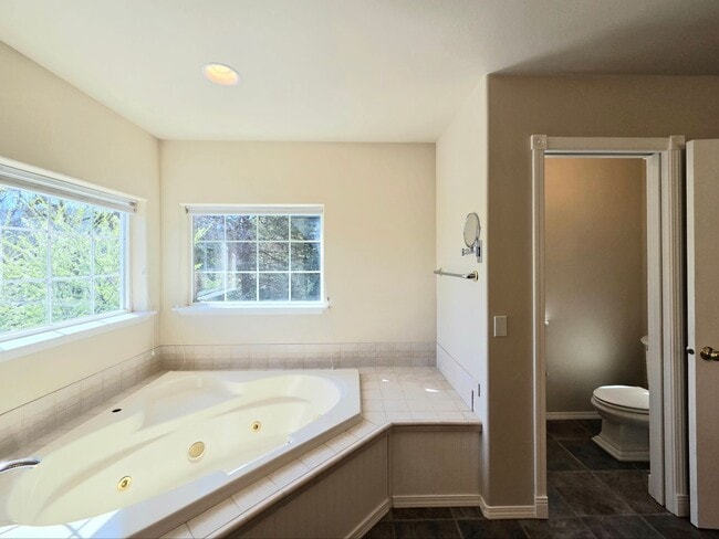 Building Photo - Luxurious Country Living in Desirable Cashmere Location!! 5 Bed + Den, 2.5 Bath!