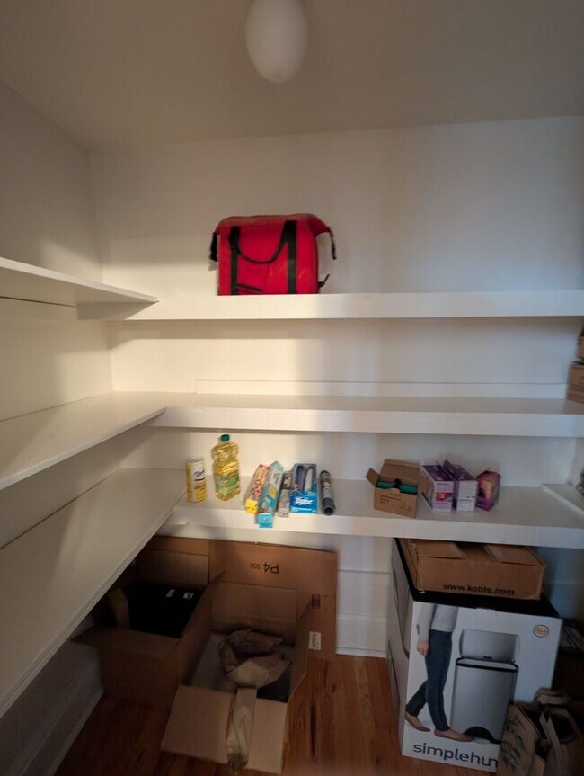 Building Photo - Wicker Park 2 BR, Prime Location, Fully Renovated