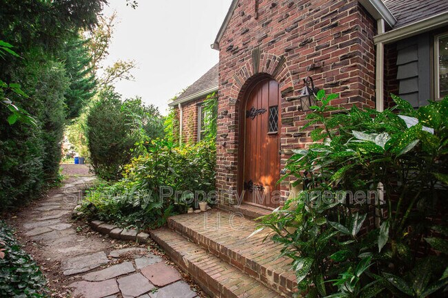 Building Photo - 319 N Newton Lake Dr