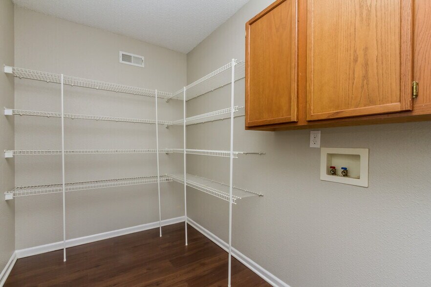 Building Photo - 10236 Hatherley Way