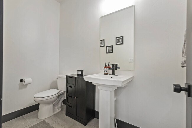 Building Photo - 423 W Red Wolf Dr