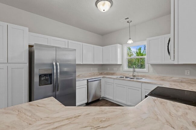 Building Photo - Townhouse For Rent in Holly Ridge