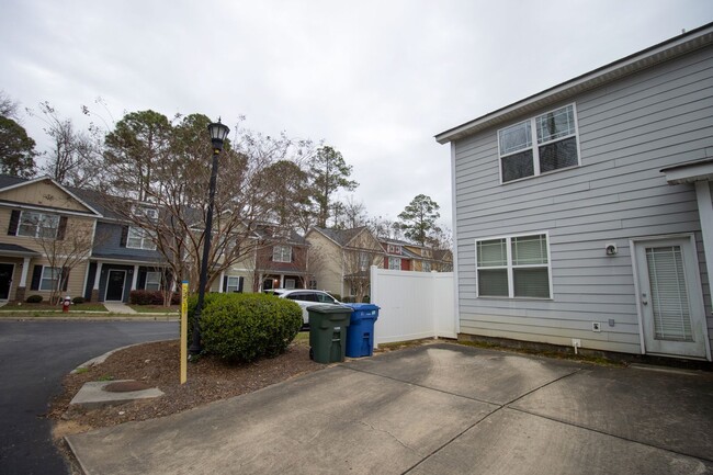 Building Photo - Hampton Forest Three Bedroom townhome clos...