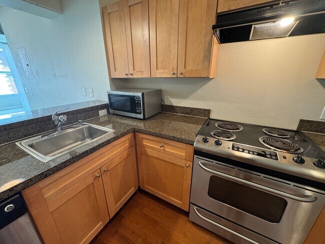 Building Photo - Modern 1-Bedroom Condo in the historic Gar...