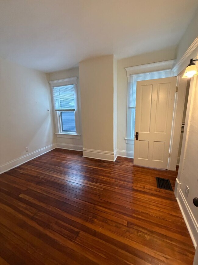 Building Photo - 297 Reinhard Ave