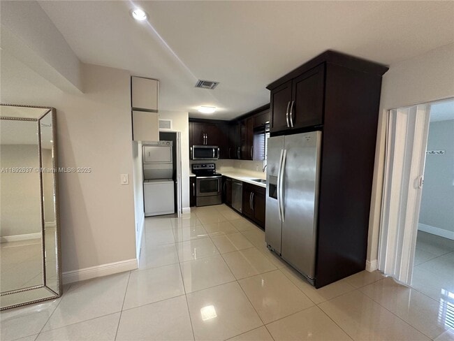 Building Photo - 2155 Biarritz Dr