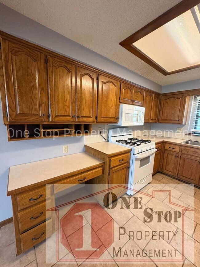 Building Photo - Beautiful 3 Bedroom / 2 Bathroom House in Blue Springs!