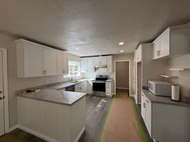 Building Photo - Updated single story home!