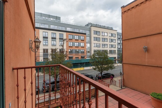 Building Photo - 85 Broadway