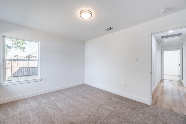 Building Photo - 8658 Sonneville Dr