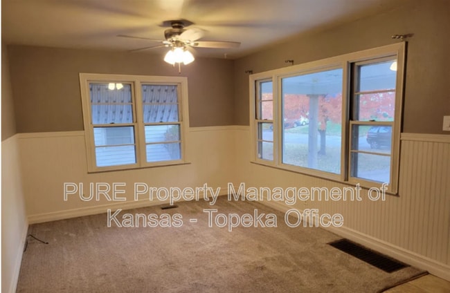 Building Photo - 310 SW Hillside Dr