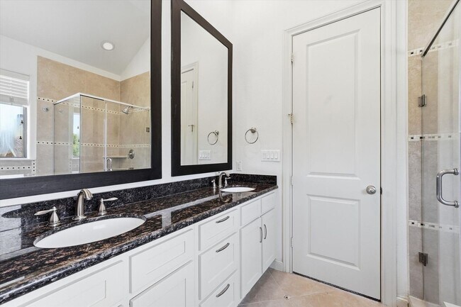 Building Photo - Awesome Two Story town home located in the heart of the city!