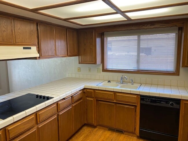 Building Photo - LARGE SINGLE FAMILY HOME, ONE LEVEL W/ FEN...