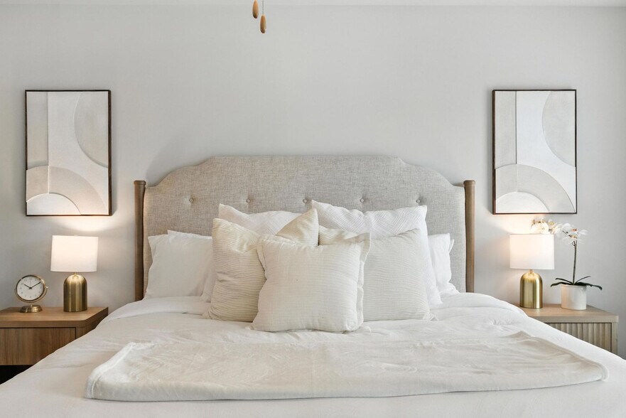 Building Photo - 611 W Vincent Dr