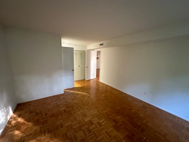 Building Photo - 1002 Valley Glen Rd