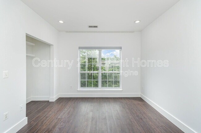 Building Photo - 4860 Eisenhower Ave