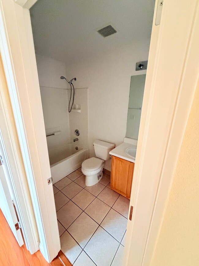 Building Photo - BEAUTIFUL 3 BEDROOM 2.5 BATH